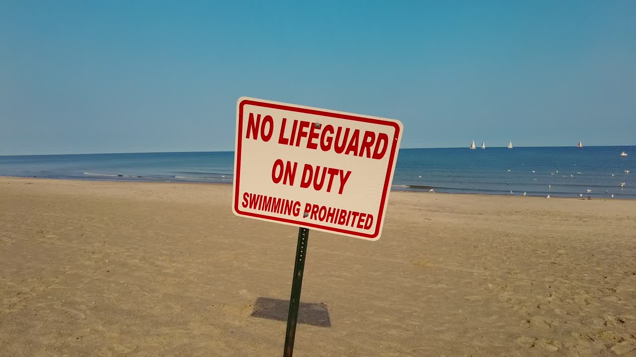 뉴욕 온타리오 호수 의 해변 에 있는 생명 보호자 표지판 을 천천히 밀어