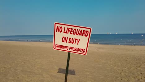 Empuje-Lento-Sobre-Un-Cartel-De-&quot;no-Hay-Socorrista&quot;-En-Una-Playa-En-Nueva-York-Lake-Ontario