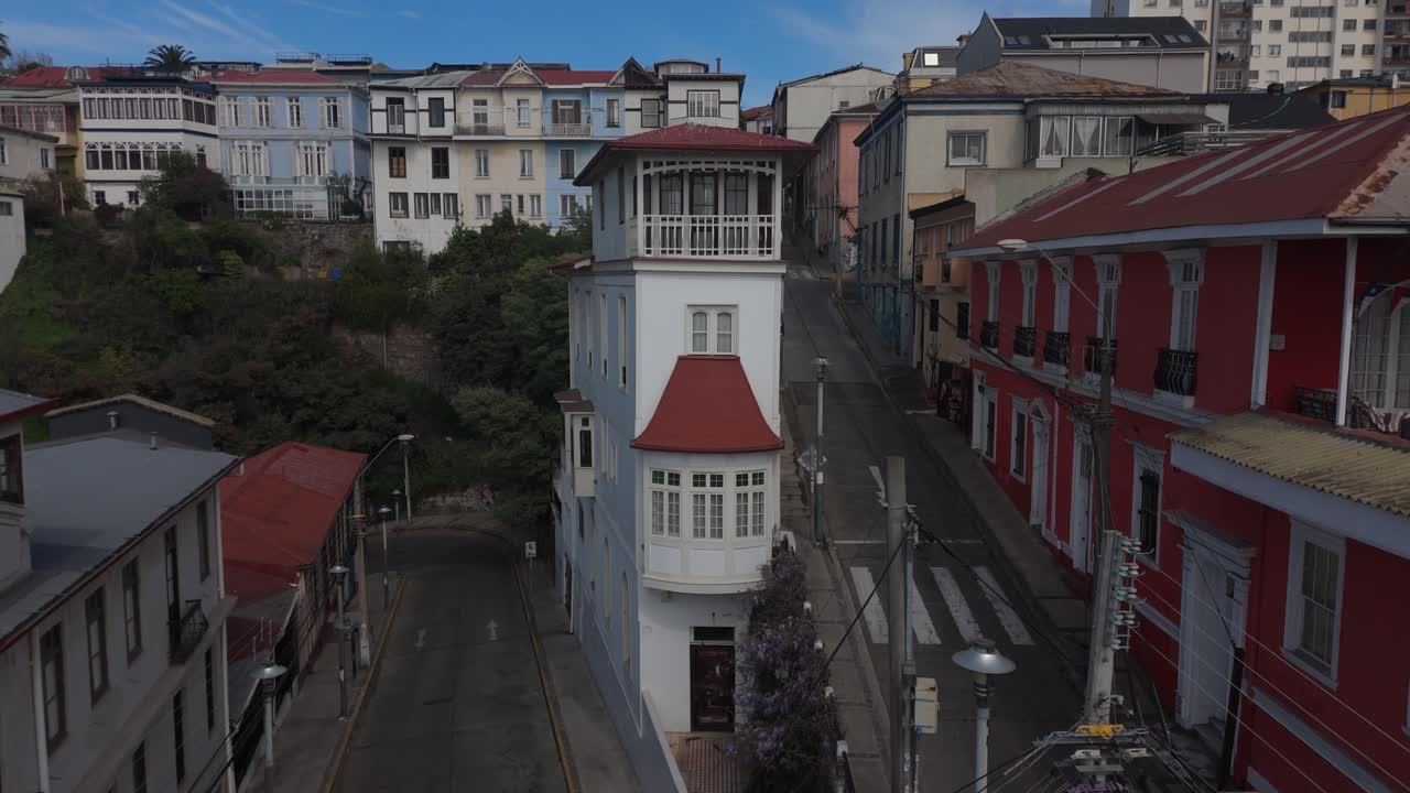 Casa storica Valparaíso Cile, strade, giornata limpida.