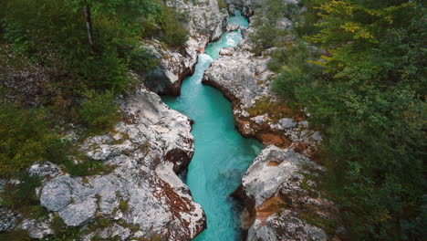 río de montaña soča en el parque nacional de triglav eslovenia, alpes eslovenos