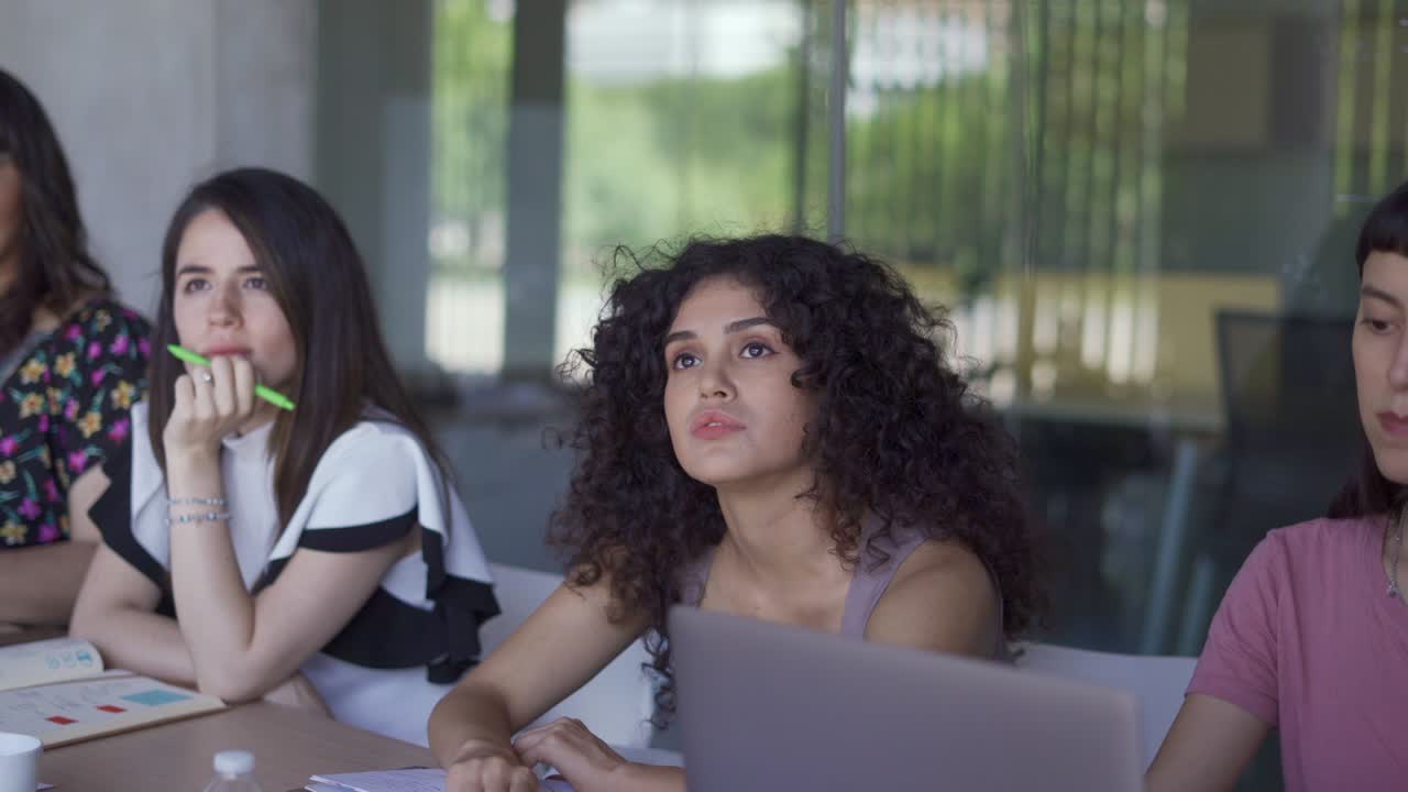 grupo de mujeres líderes que trabajan juntas