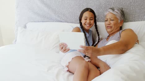 Großmutter-Und-Enkelin-Machen-Selfie-Mit-Digitalem-Tablet-Im-Schlafzimmer-4k