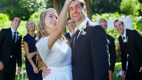 Glückliche-Junge-Braut-Und-Bräutigam-Machen-Selfie-Mit-Der-Familie-4k-4k