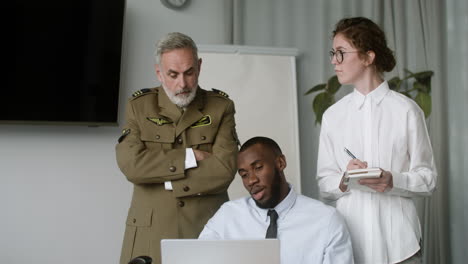 geschäftliche besprechung im büro