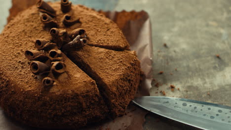 cerca de un pedazo de pastel de chocolate tomando con un cuchillo en cámara lenta.