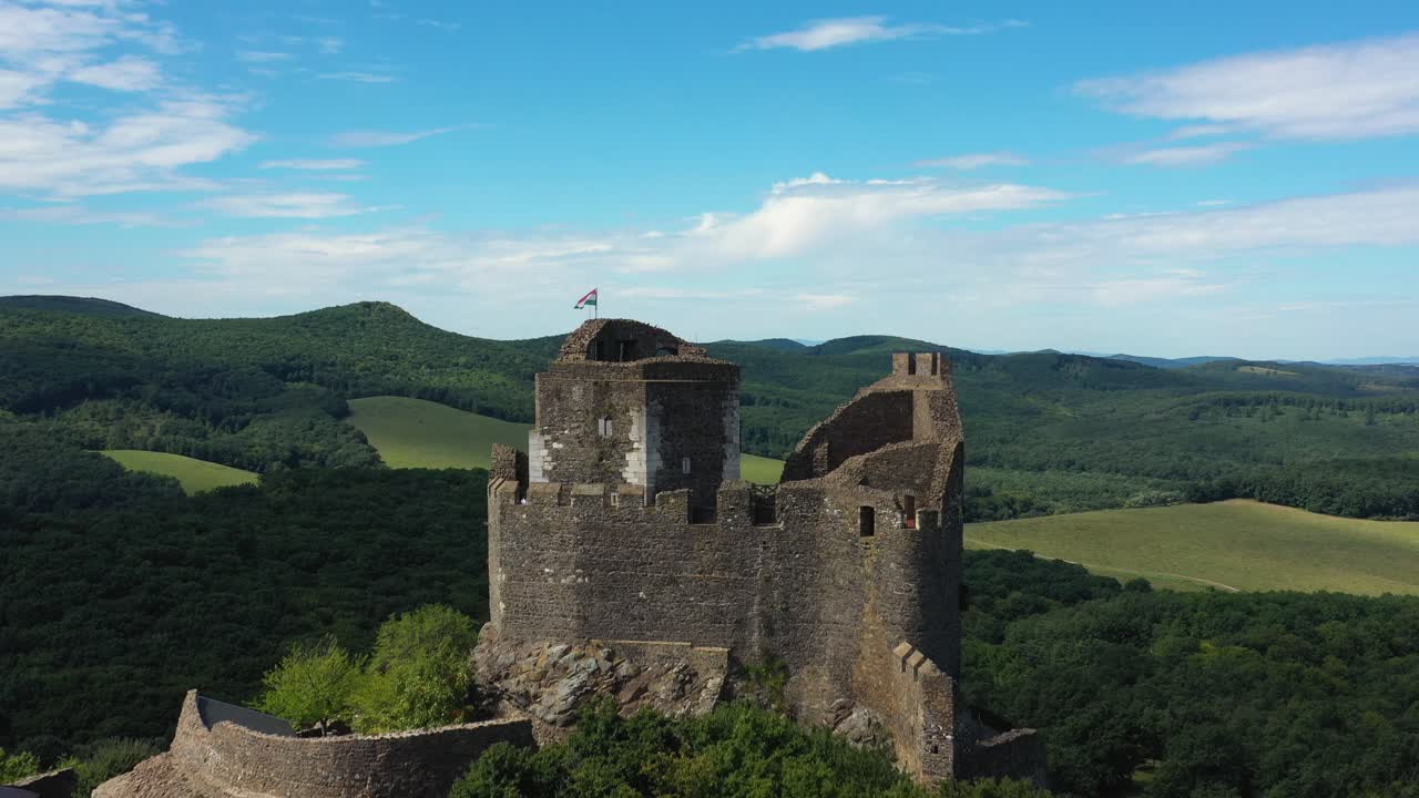 imágenes de drones sobre las ruinas de un antiguo castillo de la edad media en holloko, hungría. drones vuela hacia adelante y sobre el castillo.