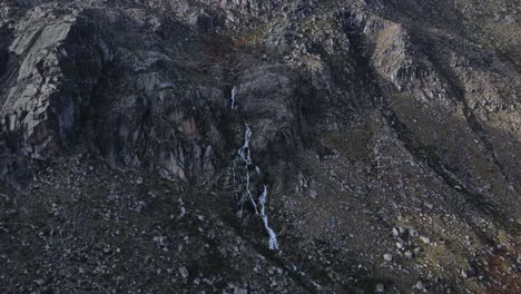 Luftaufnahme-Eines-Wunderschönen-Wasserfalls-Im-Bergtal