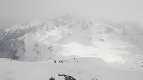 Atemberaubende-Winteransicht-Im-Hochgebirge---Eine-Erstaunliche-Neblige-Und-Neblige-Aussicht-Von-Der-Spitze-Der-Polnischen-Tatra