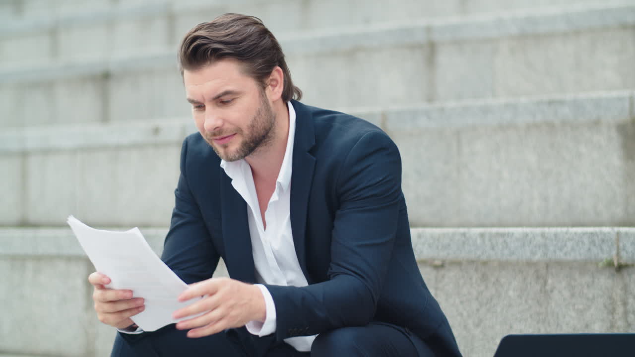 hombre sentado en las escaleras