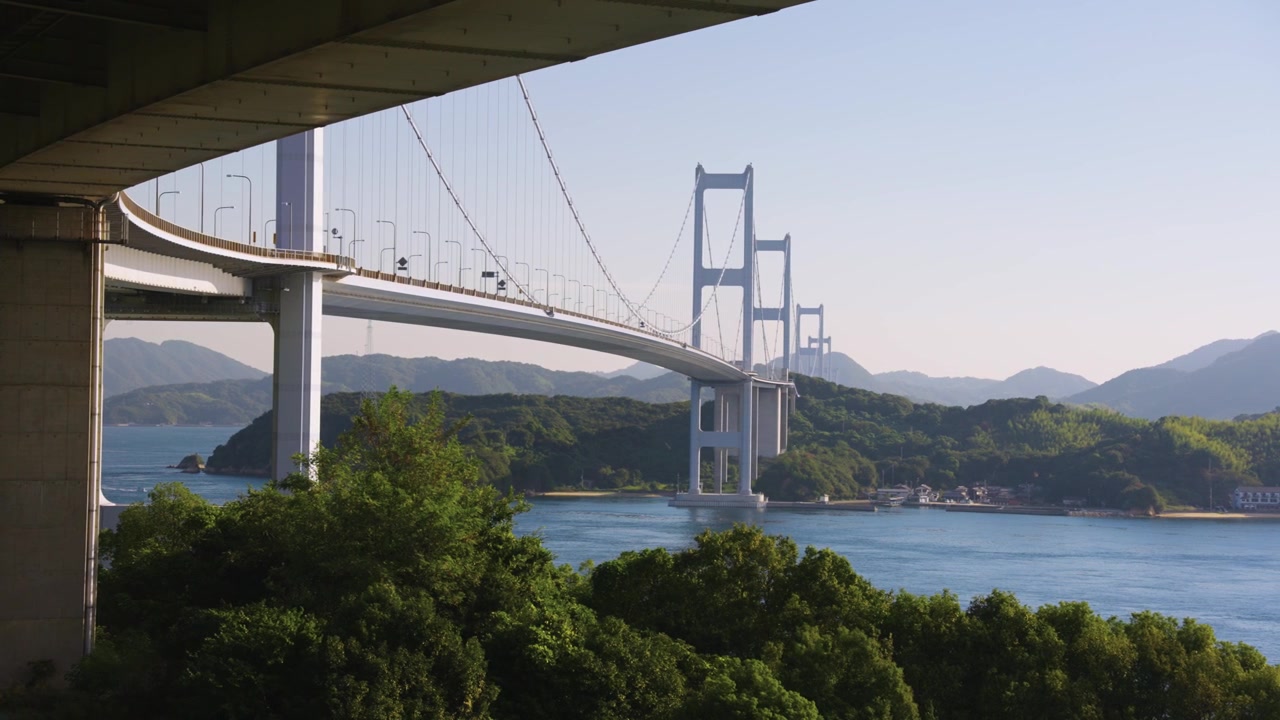Ponte Kurushima Kaikyo, all'alba a Imabari, Giappone, Shikoku. Ripresa panoramica introduttiva.