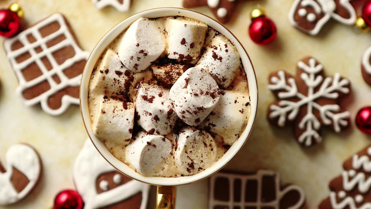 taza de chocolate caliente y galletas de jengibre con forma navideña
