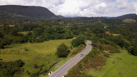 vista aérea de la carretera que pasa por el lado de la naturaleza mar negro con coches y camiones que pasan entre los prados verdes tiempo soleado tiempo soleado tarde tiempo
