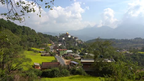 Una-Vista-Del-Monasterio-Neydo-Tashi-Choling-En-La-Pequeña-Ciudad-De-Dakshinkali-En-Nepal-Rodeada-De-Campos-De-Mostaza