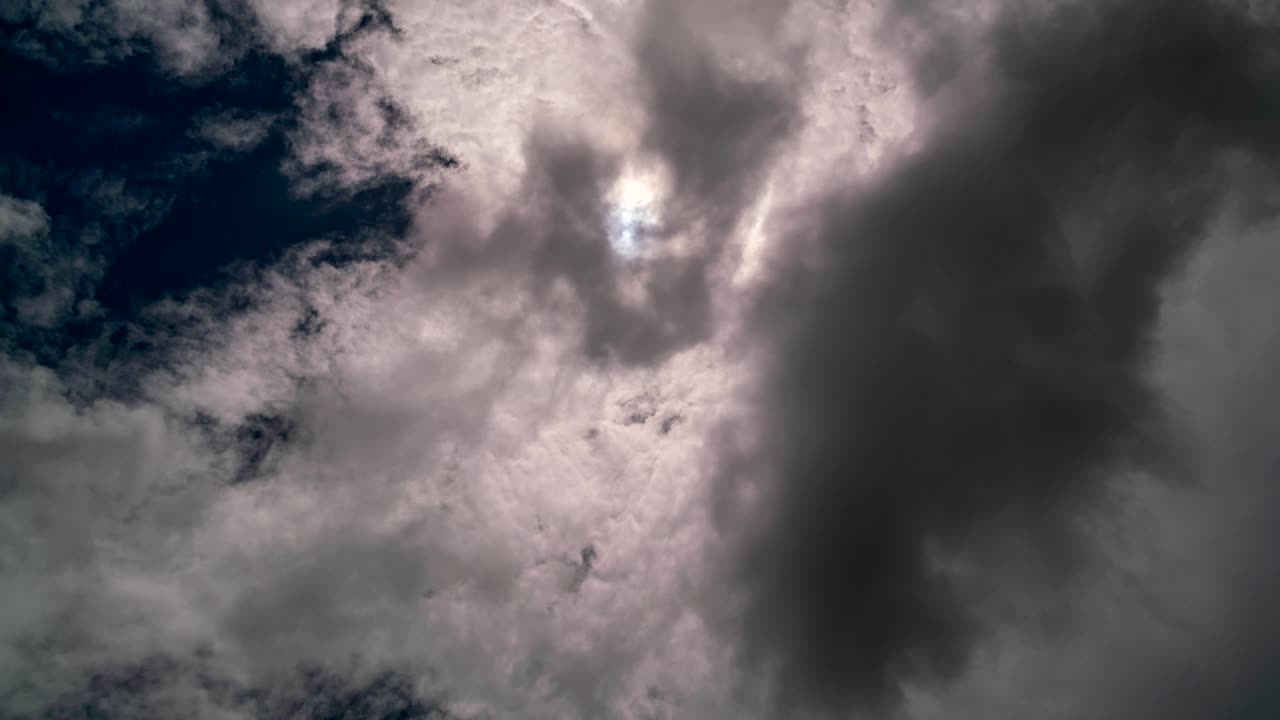 파란 하늘에 4k 타임 스 태양 헤일로, 하 구름, 코로나 태양, 광학 현상, 렌즈 플레어 및 하 구이 여름 날에 파란하늘에서 빠르게 흐른다.