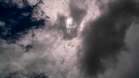 halo solar de 4k en el cielo azul nubes blancas, sol corona, fenómeno óptico, con destello de lente y nubes blancos que fluyen rápidamente en el cielo blue en un día de verano