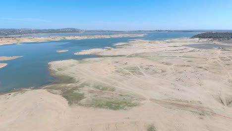lago folsom sequía amplio vuelo aéreo sobre lecho seco arenoso 2021