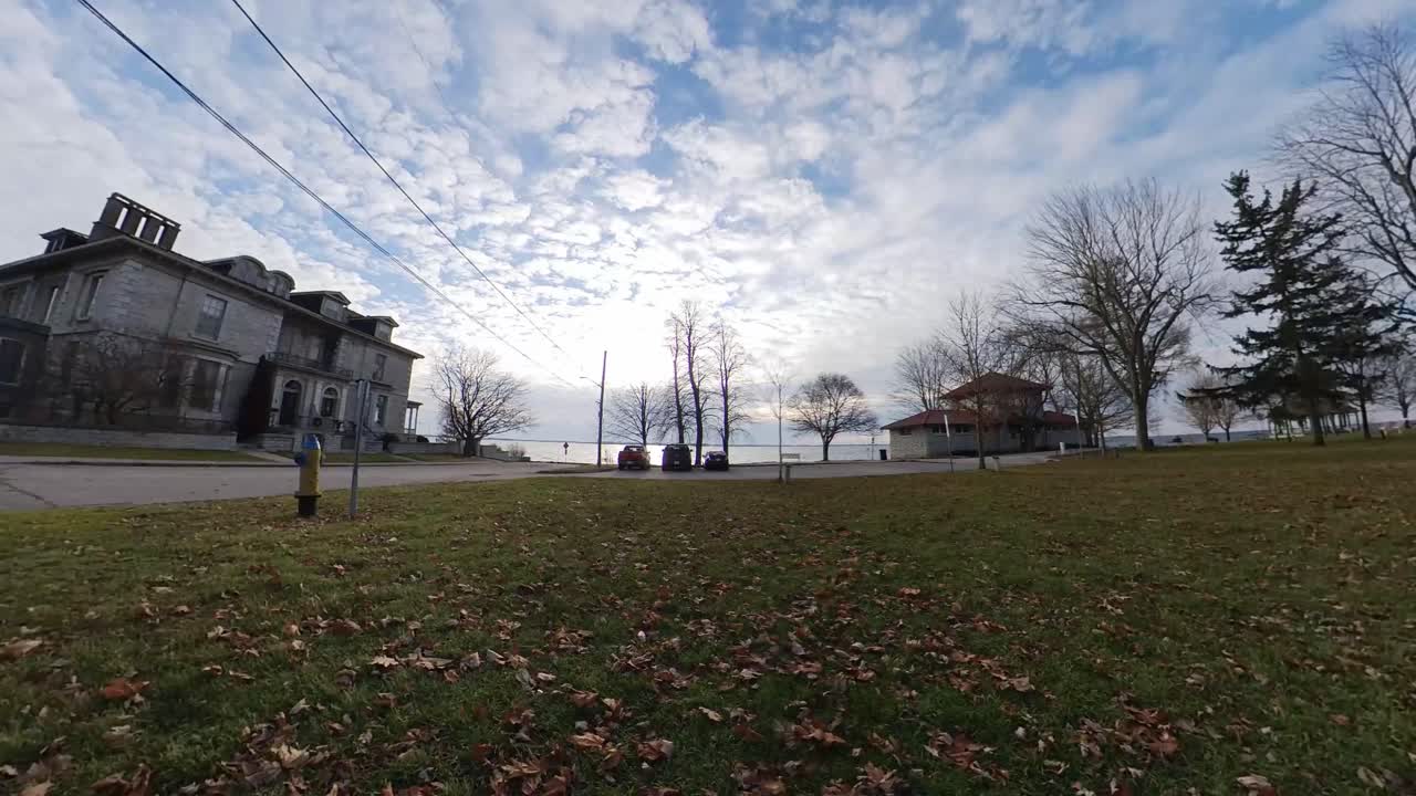 워터프론트 뷰 로우 앵글을 향한 타임랩스