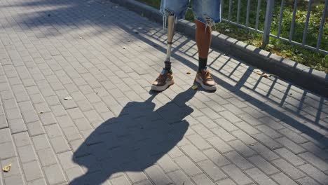 person with leg prosthesis on a city walk