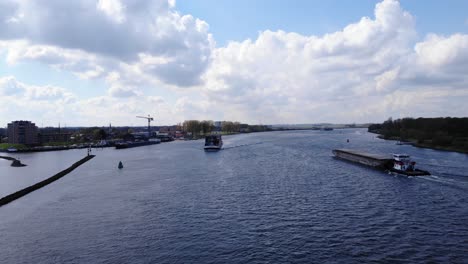 Containerschiffe-Fahren-Vom-Hafen-In-Puttershoek,-Südholland,-Hin-Und-Her,-Weitwinkelaufnahme