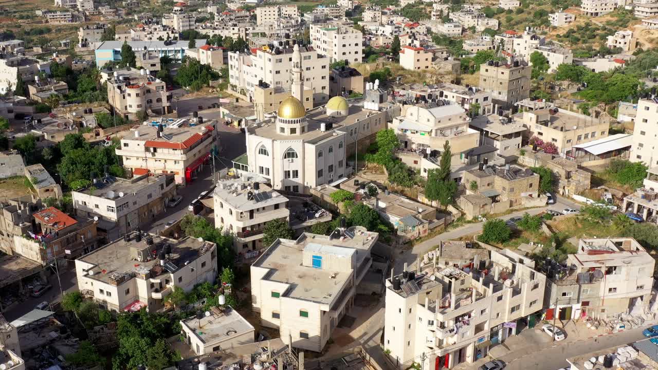 예루살렘 근처의 팔레스타인 도시 비두에 있는 하마스의 골든  모스크의 공중 풍경