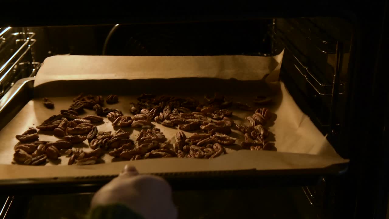 Mettere una teglia da forno in un forno.