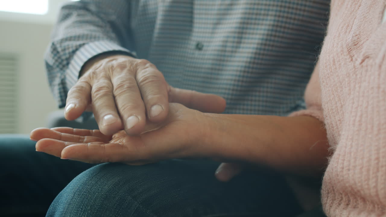 una pareja de ancianos tomados de la mano.