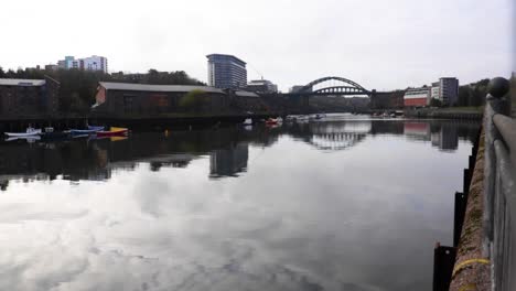 Der-Fluss-Wear-And-Wear-Bridge-In-Sunderland,-England-An-Einem-Bewölkten-Tag