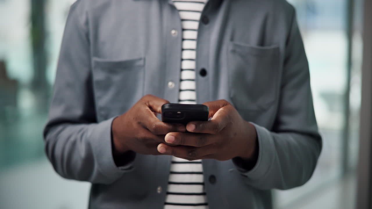 hombre usando teléfono inteligente