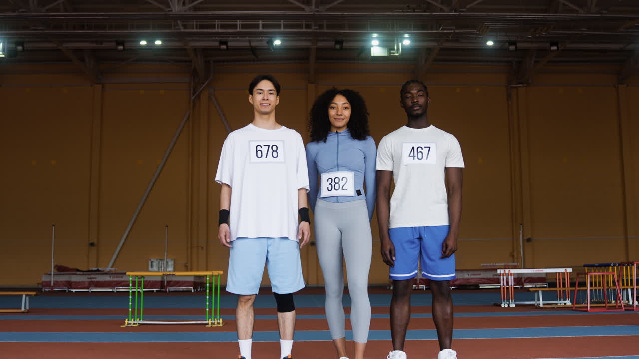 jóvenes en la pista de atletismo