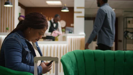 Woman-traveller-using-smartphone