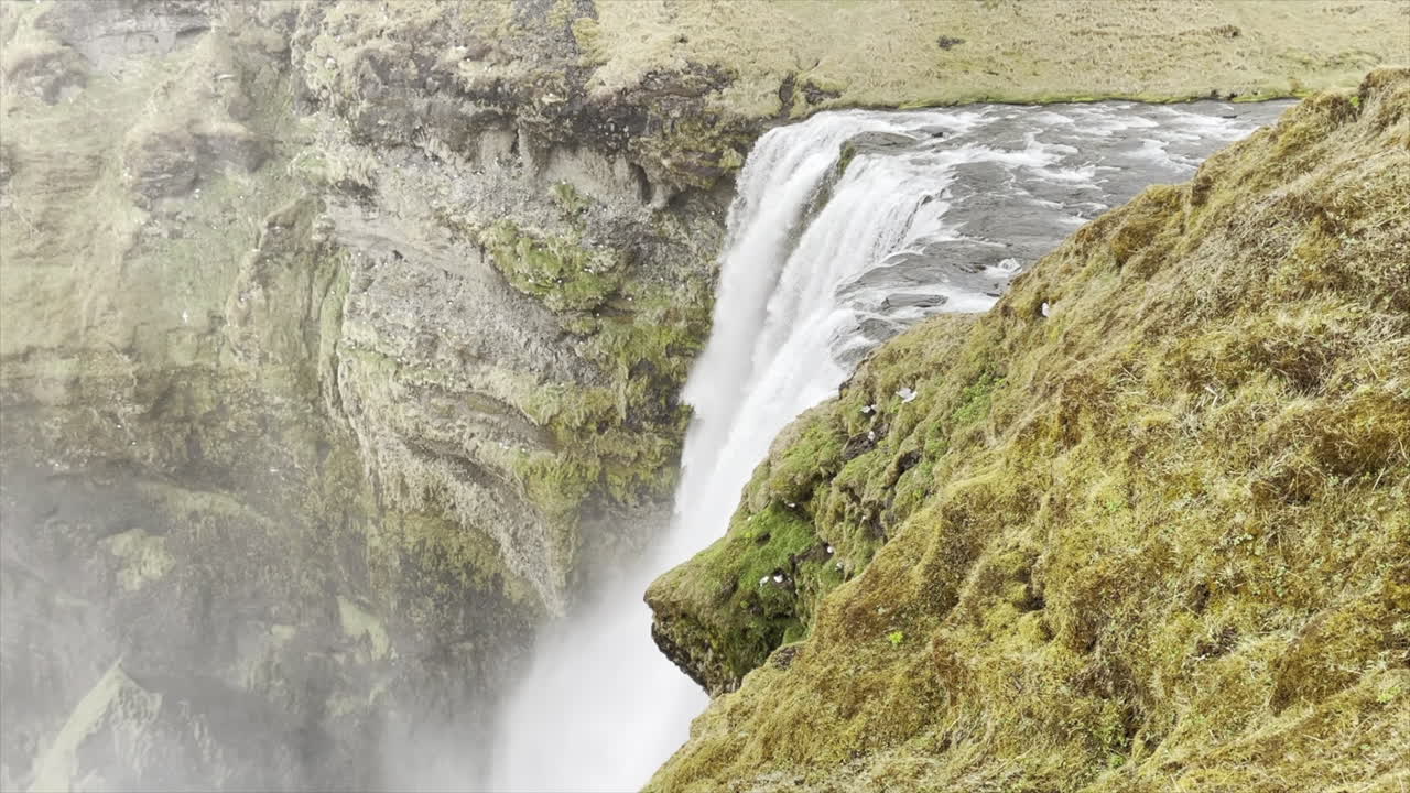 toma estática de la cima de una cascada en islandia durante la primavera