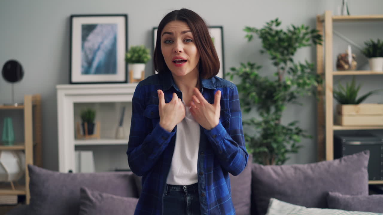 mujer expresando ira y frustración