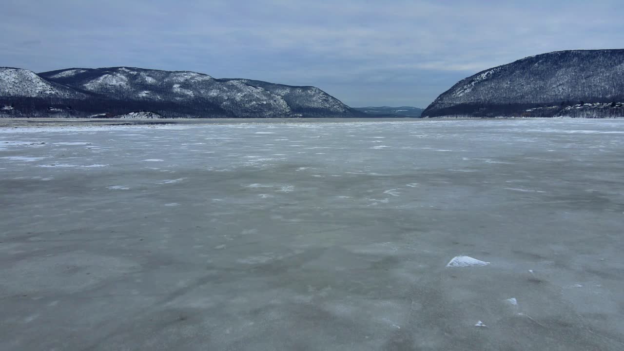 신선한 눈이 내린 후 미국 애팔래치아 산맥의 겨울 동안 얼음 강과 눈 덮인 산의 공중 드론 영상