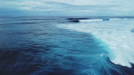 Drohne-Fidschi-Wilks-Pass-Wolke-Pause-Schwimmbäder-Brandung-Tonnenwellen-WSL-Surfer-Nadi-Luftaufnahme-Filmische-Pause-Brandung-Atemberaubender-Ozean-Bewölkter-Morgen-Schönes-Abenteuerboot-Jetski-Vorwärtsbewegung