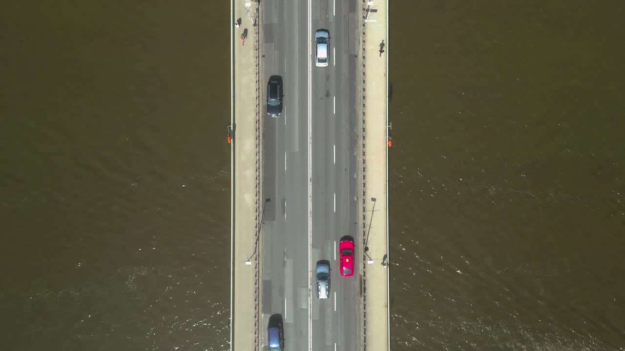 배 아래에서 항해하는 강 위의 다리 도로 확대