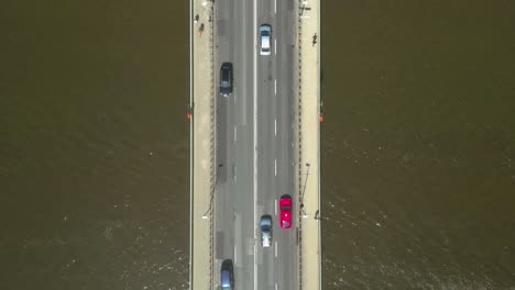 acercamiento de la carretera del puente sobre un río, con un barco navegando por debajo