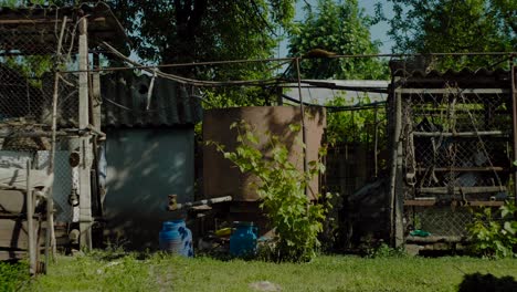 Tanque-De-Recolección-De-Agua-De-Lluvia-En-El-Hogar-En-El-Patio-Trasero-Rural