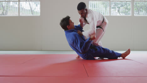entrenamiento de judokas haciendo un randori en el tapete de judo
