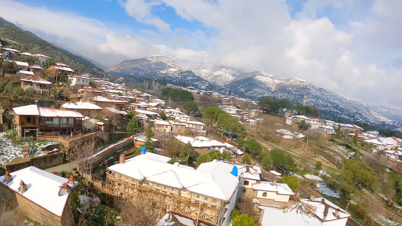 Birgi Ödemiş İzmir lumen peittämässä kylässä vuorten välissä kuvattu FPV-droneella