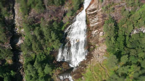 Un-Video-De-Cambio-De-Inclinación-De-La-Cascada-Svandalsfossen