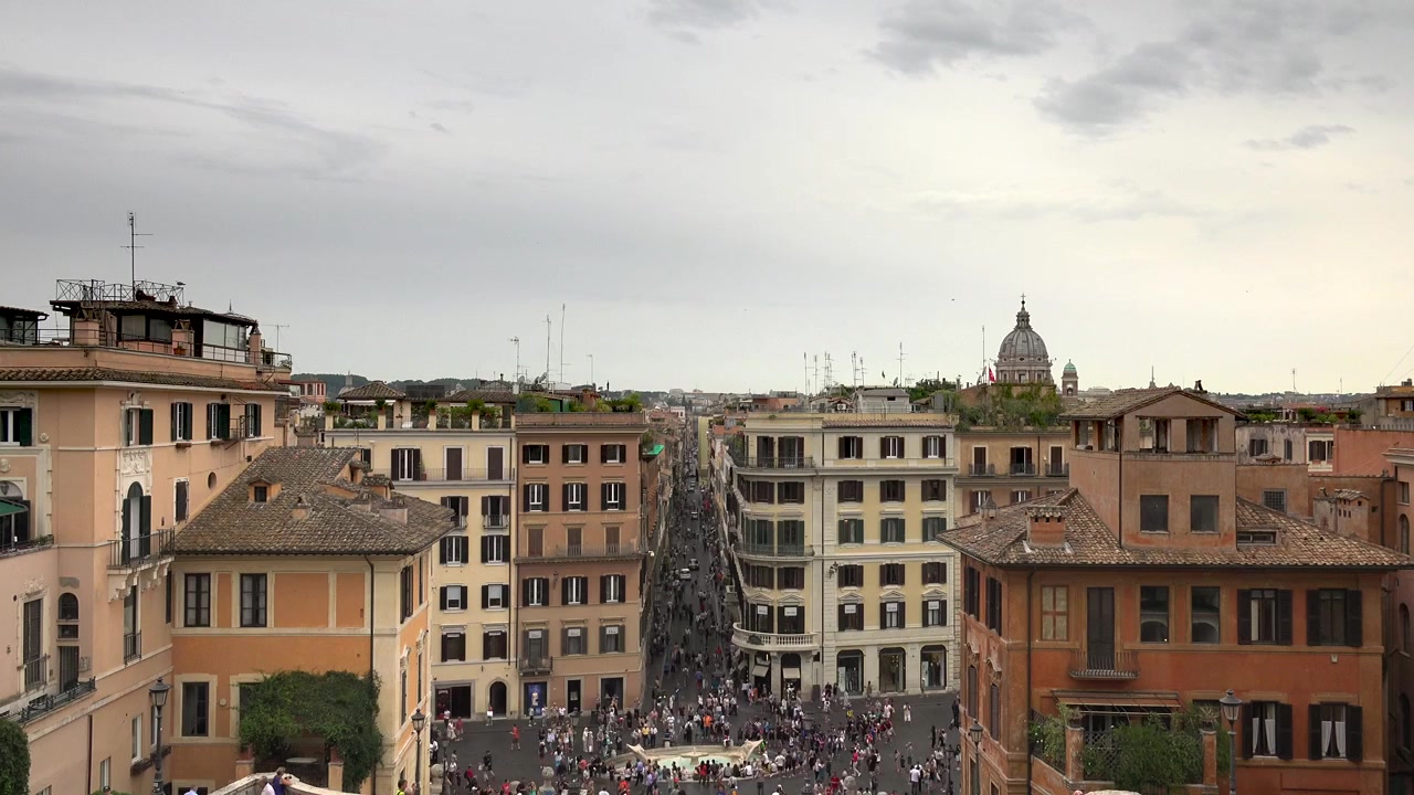 Veduta aerea di una strada affollata e di edifici storici a Roma.