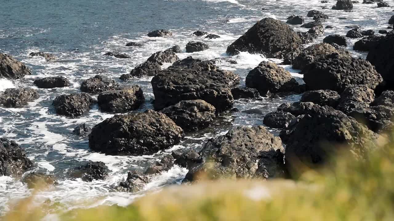 전경의 잔디를 통해 거인의 둑길 보기, 슬로우 모션