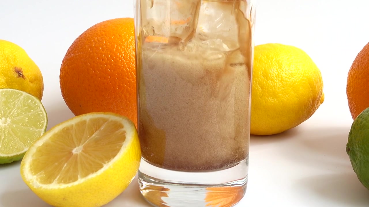 Preparazione di una bevanda in bicchiere con ghiaccio.