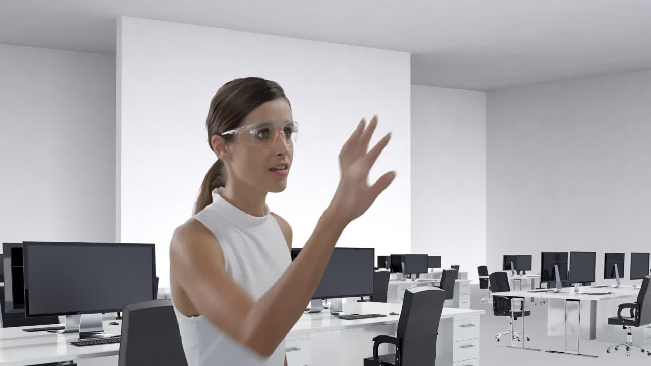mujer de negocios con gafas científicas deslizando una pantalla digital 4k