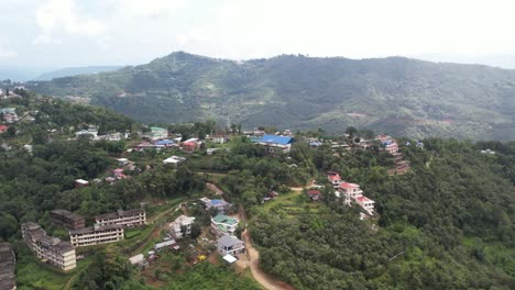 Toma-Aérea-De-Edificios-En-Las-Montañas-De-Kohima