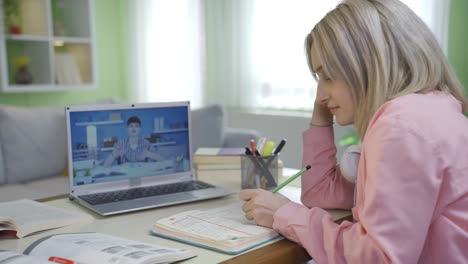 Universitätsstudenten,-Die-Ihre-Hausaufgaben-Per-Videoanruf-Erledigen.