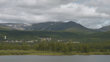 Timelapse-De-La-Ciudad-Del-Pueblo-De-Hemavan,-En-El-Norte-De-Suecia,-Cerca-De-La-Frontera-Con-Noruega,-Horario-De-Verano.