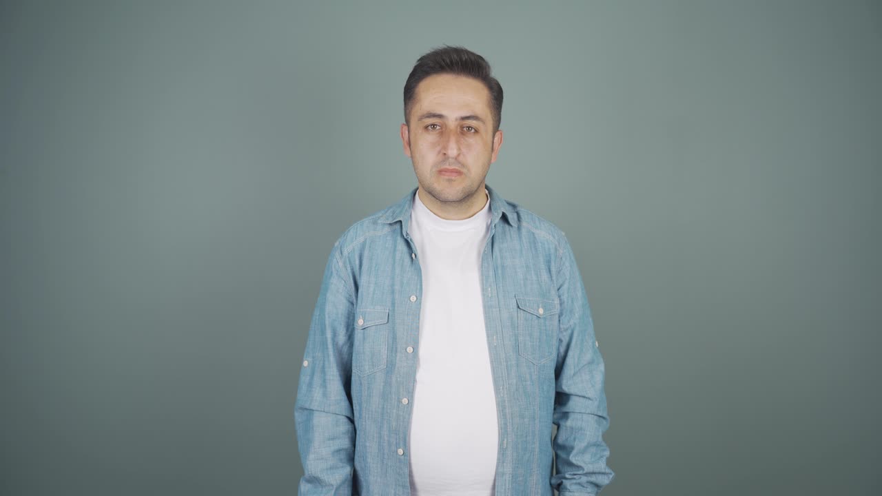 둔한 표정으로 카메라를 바라보는 남자.