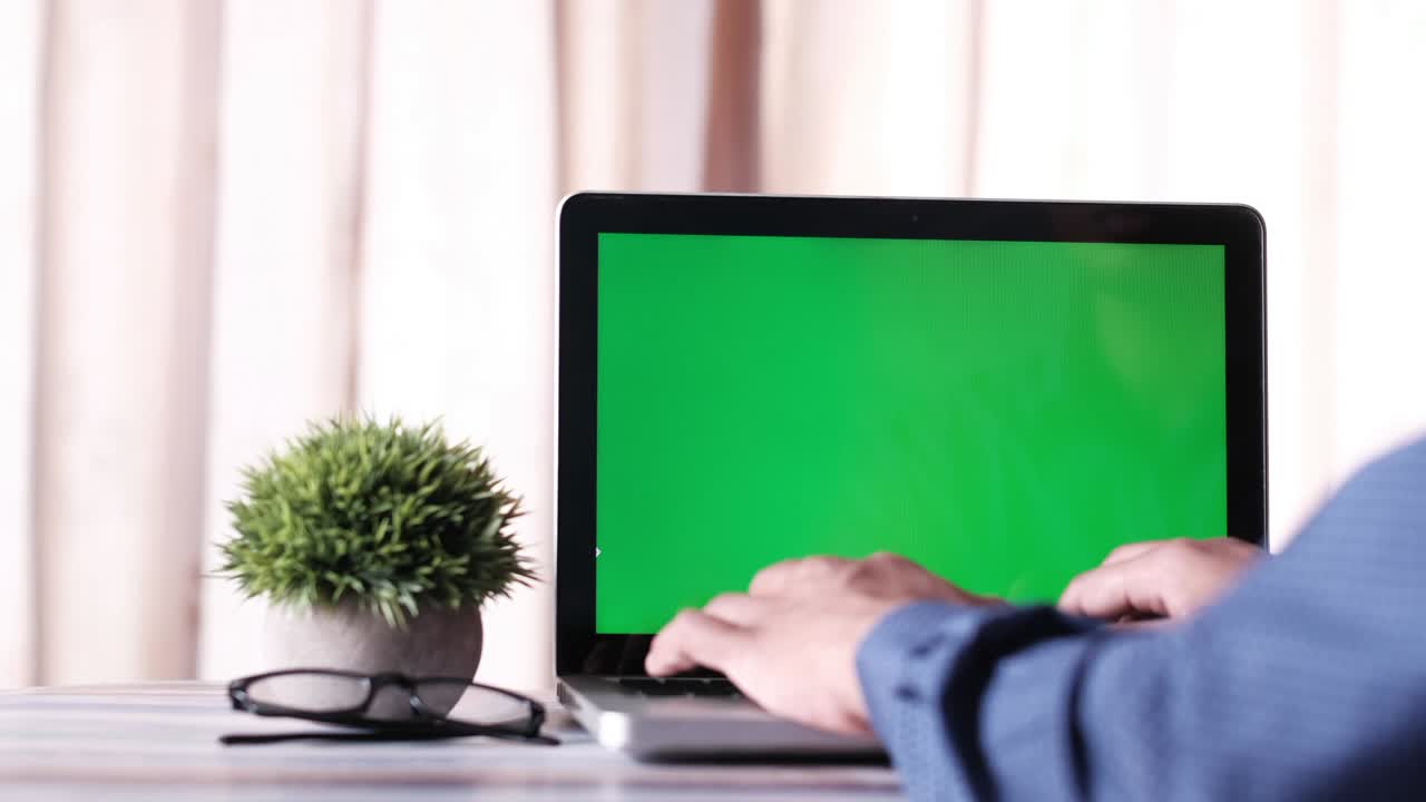 joven trabajando en una computadora portátil con con verde