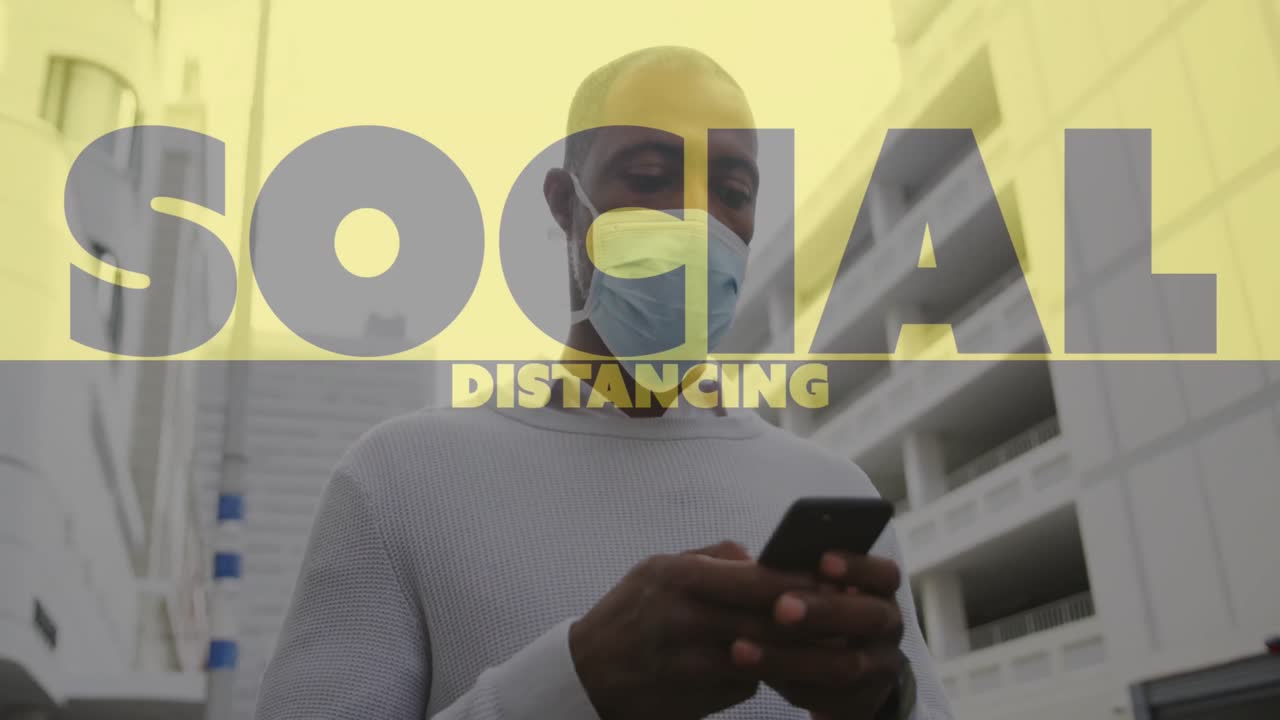 Animazione di testo "distanziamento sociale Covid-19" su un uomo afroamericano che usa lo smartphone con mascherina